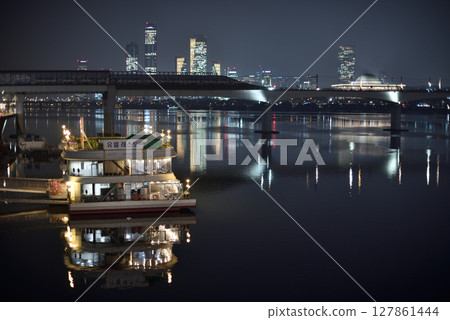 Han river Hangang and panoramic cityscape of Seoul, capital of South Korea at night 127861444