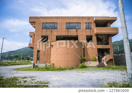 東日本大地震和海嘯中受損建築的遺跡 127861600