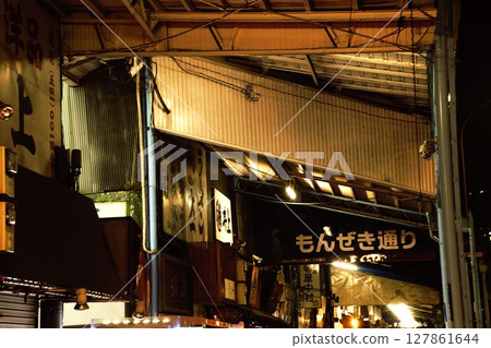 [Night view and Tsukiji] Tsukiji Outer Market, Monzeki Street and shops 127861644