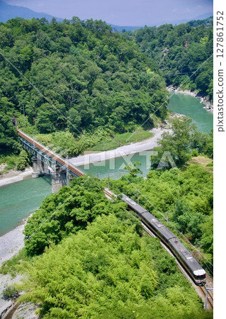 沿著綠意盎然的天龍川行駛的特急「伊納吉號」（373系） 127861752