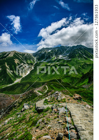 充滿自然氣息的立山草原和岩壁 127861933