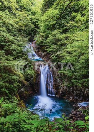 Mysterious waterfalls and a feast of fresh greenery in Nishizawa Valley 127861936