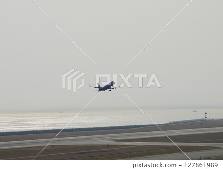 從神戶機場起飛的客機 從神戶機場起飛的客機 127861989