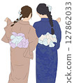 兩個身穿浴衣、綁著辮子的女孩的背影 127862033