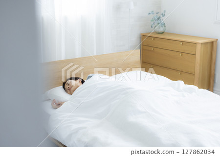 婦女在床上伸展 127862034