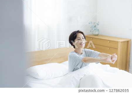 婦女在床上伸展 127862035