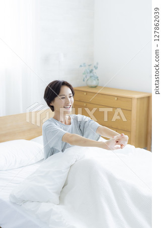 Women stretching in bed 127862039