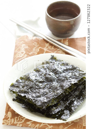 Roasted seaweed and sake 127862322