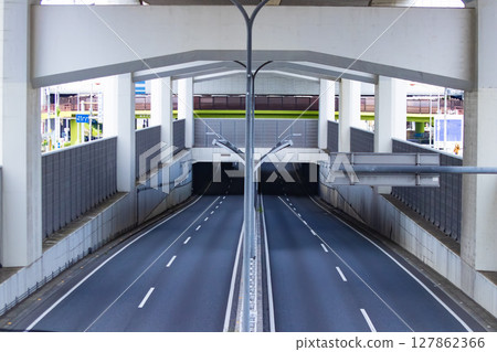 首都高速埼玉大宮線高架地下無人道路 127862366