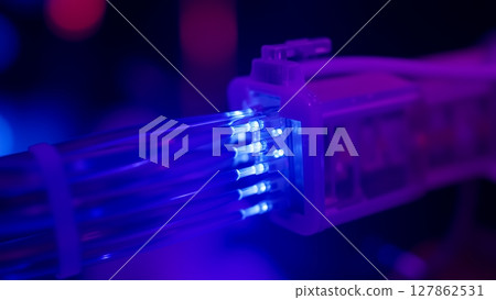 象徵數位時代基礎設施的光芒 127862531