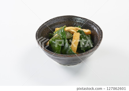 Image of a salad of wakame seaweed 127862601