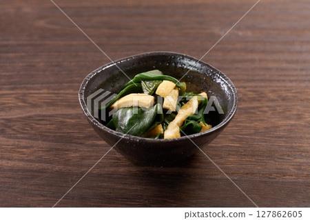 Image of a salad of wakame seaweed 127862605