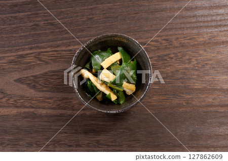 Image of a salad of wakame seaweed 127862609