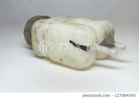 brake fluid tank, dual chamber, pale white plastic, worn, and cap with level sensor brake fluid tank, dual chamber, pale white plastic, worn, and cap with level sensor 127864565
