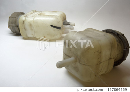 fluid reservoirs of brake system and hydraulic clutch, old, worn, dismantled to replace 127864569