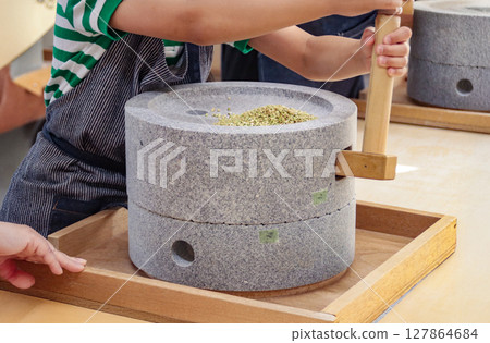 製作蕎麥粉的兒童（7歲/男孩） 127864684