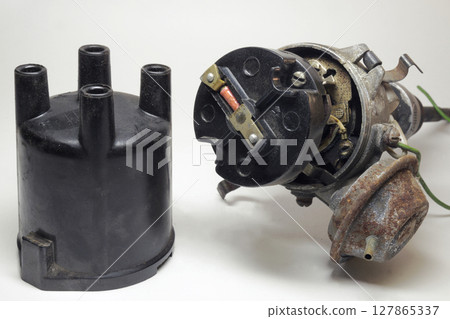 mechanical ignition system distributor cap at the rotor on shaft in housing with vacuum control unit 127865337
