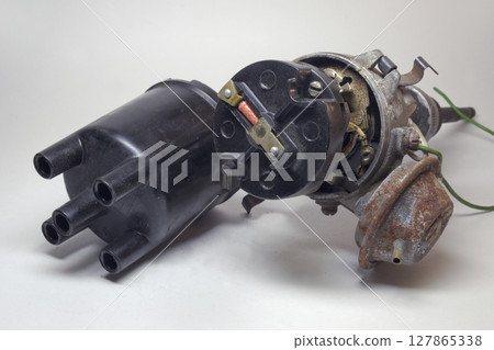 mechanical ignition system distributor cap at the rotor on shaft, in housing with vacuum control unit mechanical ignition system distributor cap at the rotor on shaft, in housing with vacuum control unit 127865338