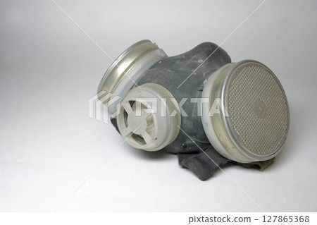 painting respirator with dual replaceable protection filter, silicon mask, for safety working in aggressive environment 127865368