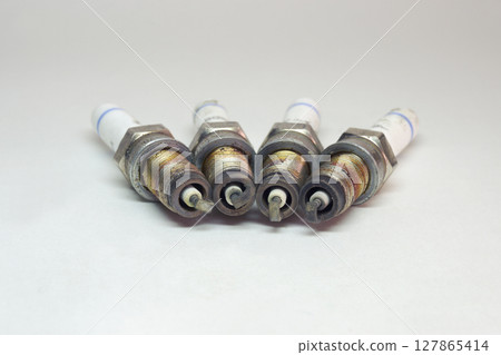 copper spark plugs kit, showing worn electrodes copper spark plugs kit, showing worn electrodes 127865414