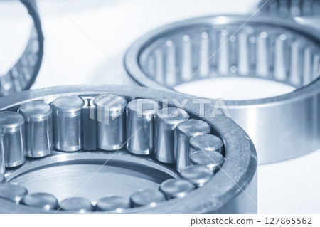 Close up scene assembly of the cylindrical rolling bearing parts in the light blue scene. 127865562