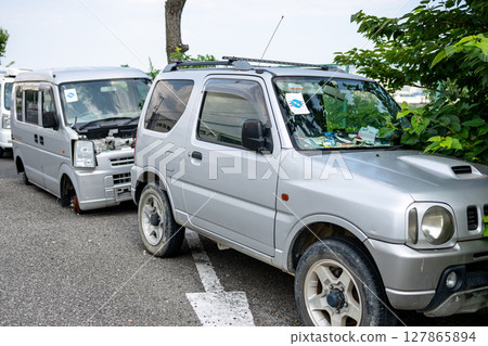 路上被遺棄的車輛 127865894