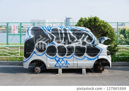 路上被遺棄的車輛 127865899