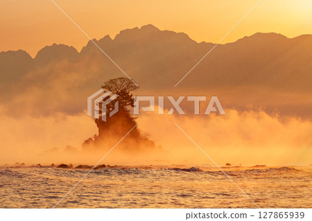 Toyama_Amaharashi Coast and the magnificent view of the Tateyama mountain range and the wind storm 127865939