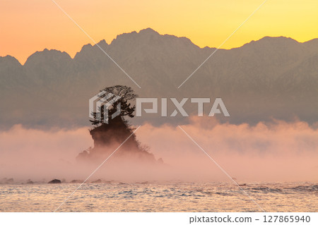 Toyama_Amaharashi Coast and the magnificent view of the Tateyama mountain range and the wind storm 127865940