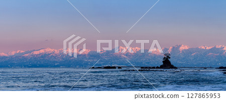 Toyama Prefecture_Amaharashi Coast and the Tateyama mountain range at dusk 127865953
