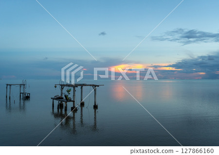 Sunrise over the peaceful lagoon of Maupiti, French Polynesia 127866160