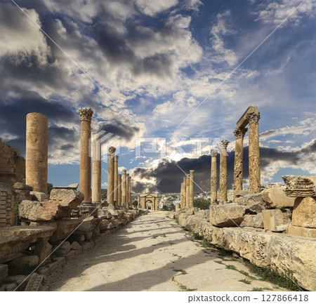 Roman Columns in the Jordanian city of Jerash (Gerasa of Antiquity), capital and largest city of Jerash Governorate, Jordan. Against the background of a beautiful sky with clouds 127866418
