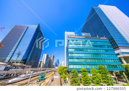 日本東京城市景觀：盛夏陽光......新幹線經過田町車站前的景色 127866505