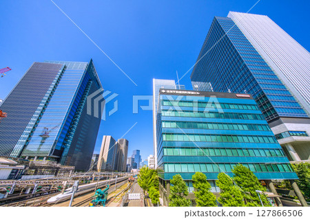 日本東京城市景觀：盛夏陽光......新幹線經過田町車站前的景色 127866506