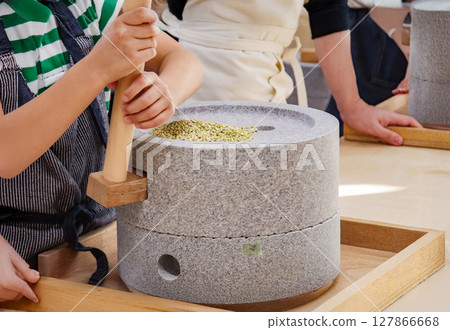Child making buckwheat flour (7 years old/boy) Child making buckwheat flour (7 years old/boy) 127866668