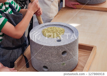 Child making buckwheat flour (7 years old/boy) 127866918