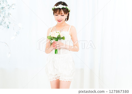 穿著緊身胸衣的女人手捧花束 穿著緊身胸衣的女人手捧花束 127867380