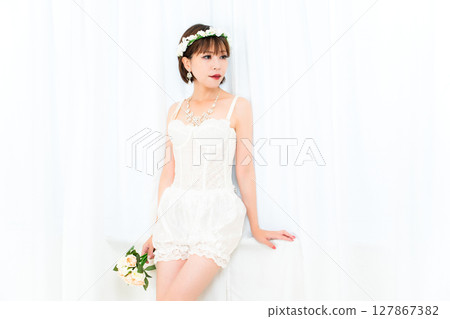 穿著緊身胸衣的女人手捧花束 穿著緊身胸衣的女人手捧花束 127867382