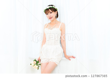 穿著緊身胸衣的女人手捧花束 127867385