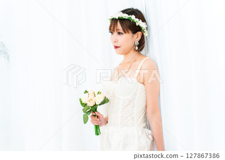 穿著緊身胸衣的女人手捧花束 穿著緊身胸衣的女人手捧花束 127867386