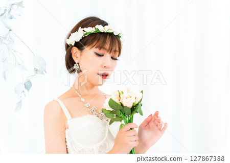 穿著緊身胸衣的女人手捧花束 穿著緊身胸衣的女人手捧花束 127867388