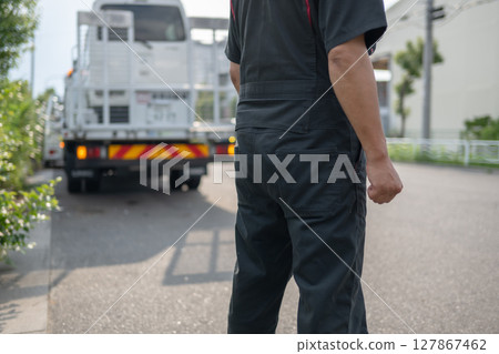 一名男子在拖車上工作 一名男子在拖車上工作 127867462