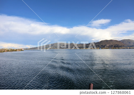 秘魯普諾的的喀喀湖前往烏魯斯群島的船隻通道 127868061