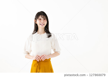 一個女人帶著燦爛的笑容 127868879