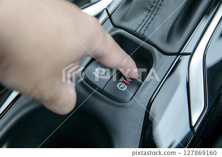 手動打開汽車的電動駐車煞車 127869160