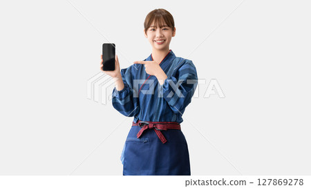 一位年輕的居酒屋女員工指著智慧型手機 一位年輕的居酒屋女員工指著智慧型手機 127869278