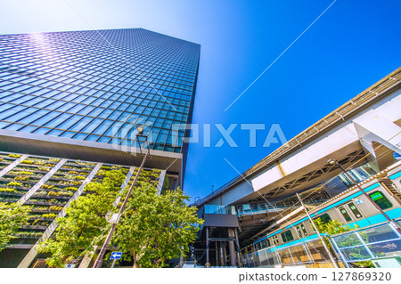 日本東京城市景觀，俯瞰世界貿易中心大廈南塔和濱松町車站前的火車 127869320