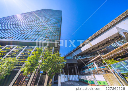 日本東京城市景觀，俯瞰世界貿易中心大廈南塔和濱松町車站前的火車 127869326