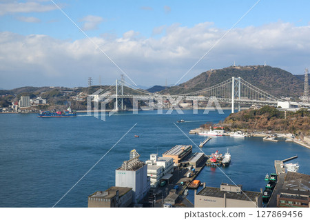 福岡縣北九州市門司港懷舊展望室眺望的關門橋 福岡縣北九州市門司港懷舊展望室眺望的關門橋 127869456