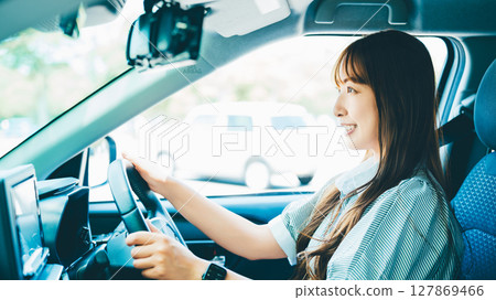 駕駛汽車的一名微笑的婦女 127869466